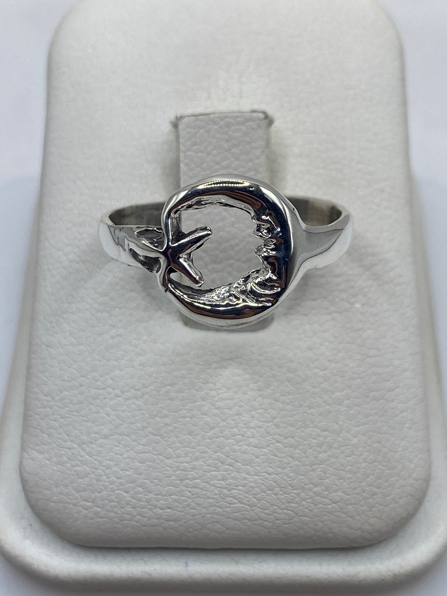 Anillo giratorio de plata .925 con bandas superpuestas en movimiento sobre dedo de mujer