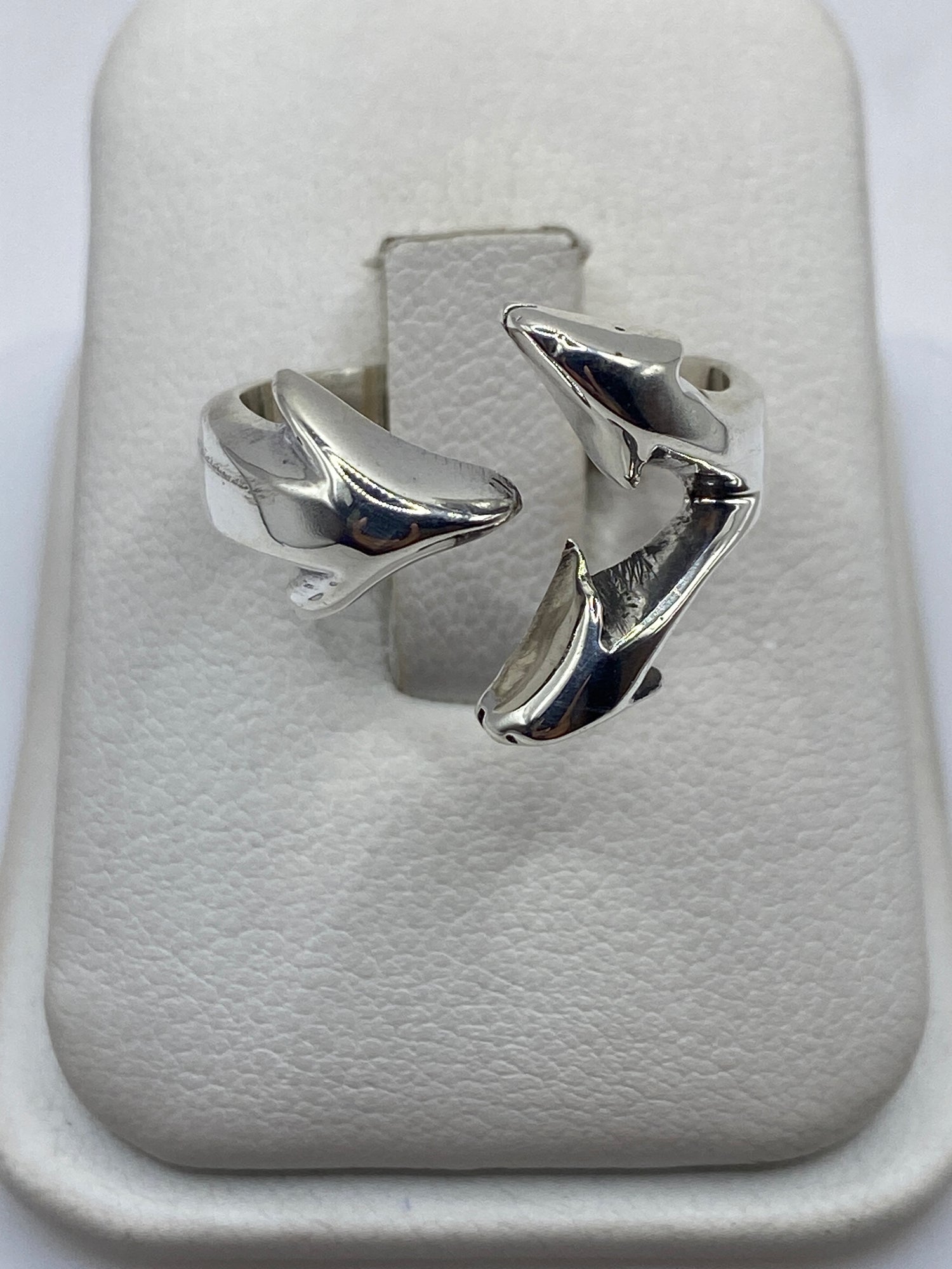 Anillo escultural de plata ajustable con formas orgánicas en caja de presentación
