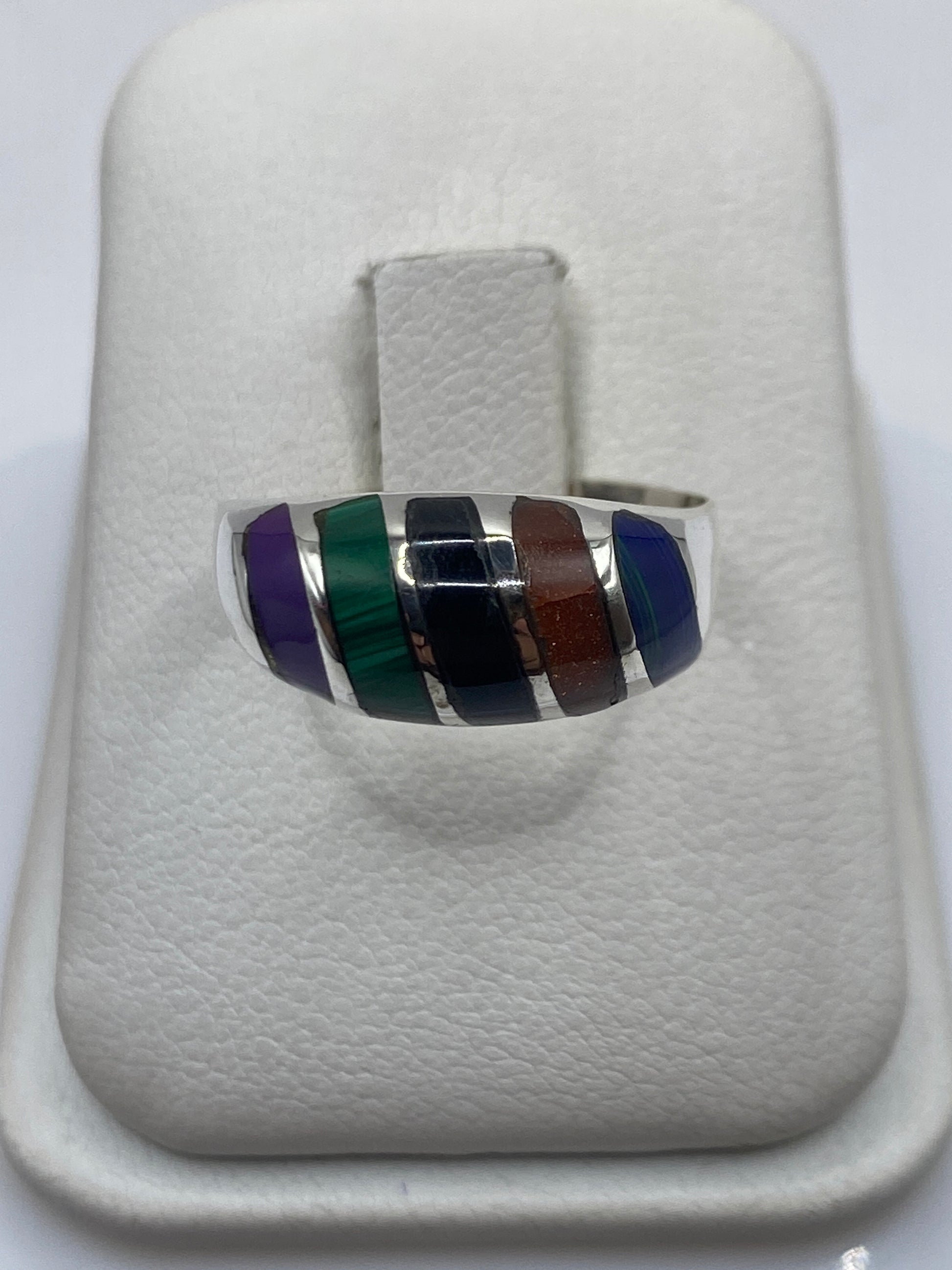 Anillo de plata .925 con piedra verde y negra sobre estuche blanco