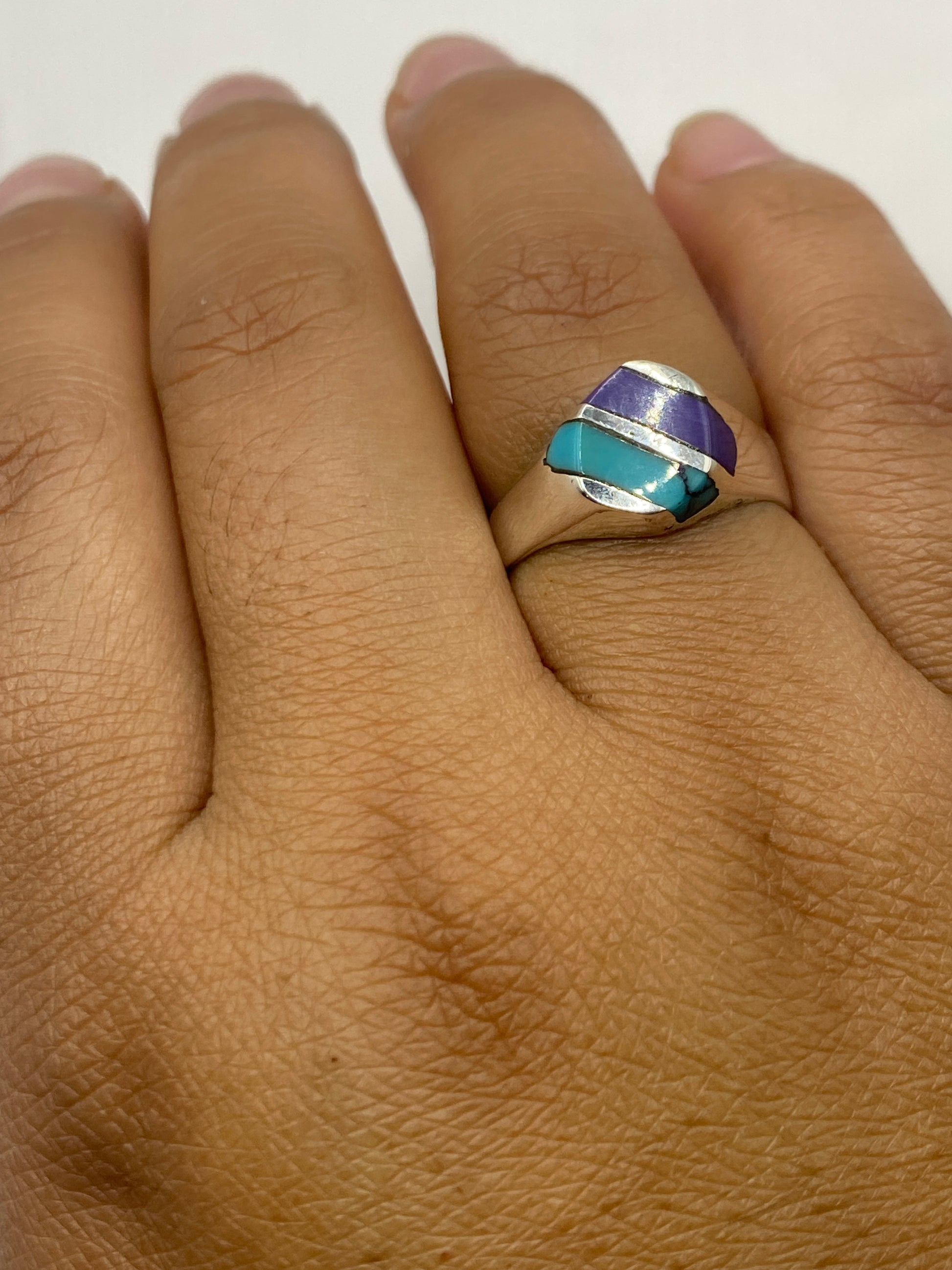 Anillo con turquesa azul cielo sobre fondo blanco mostrando sello 925 MEXICO