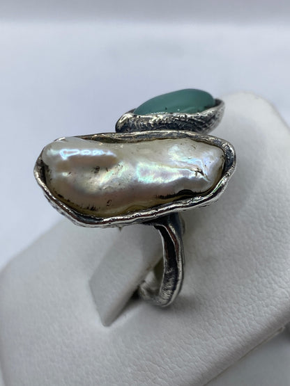 Anillo de plata perla visto desde el lateral mostrando profundidad del diseño