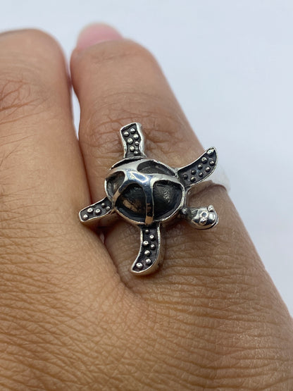 Anillo tortuga sobre fondo blanco mostrando el sello 950 en la banda interior