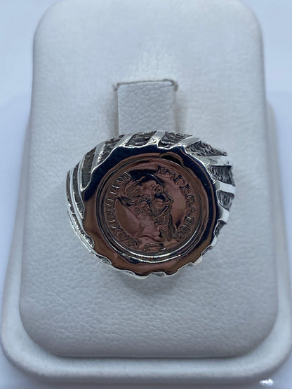 Anillo de plata sello con moneda romana grabada en relieve, vista frontal