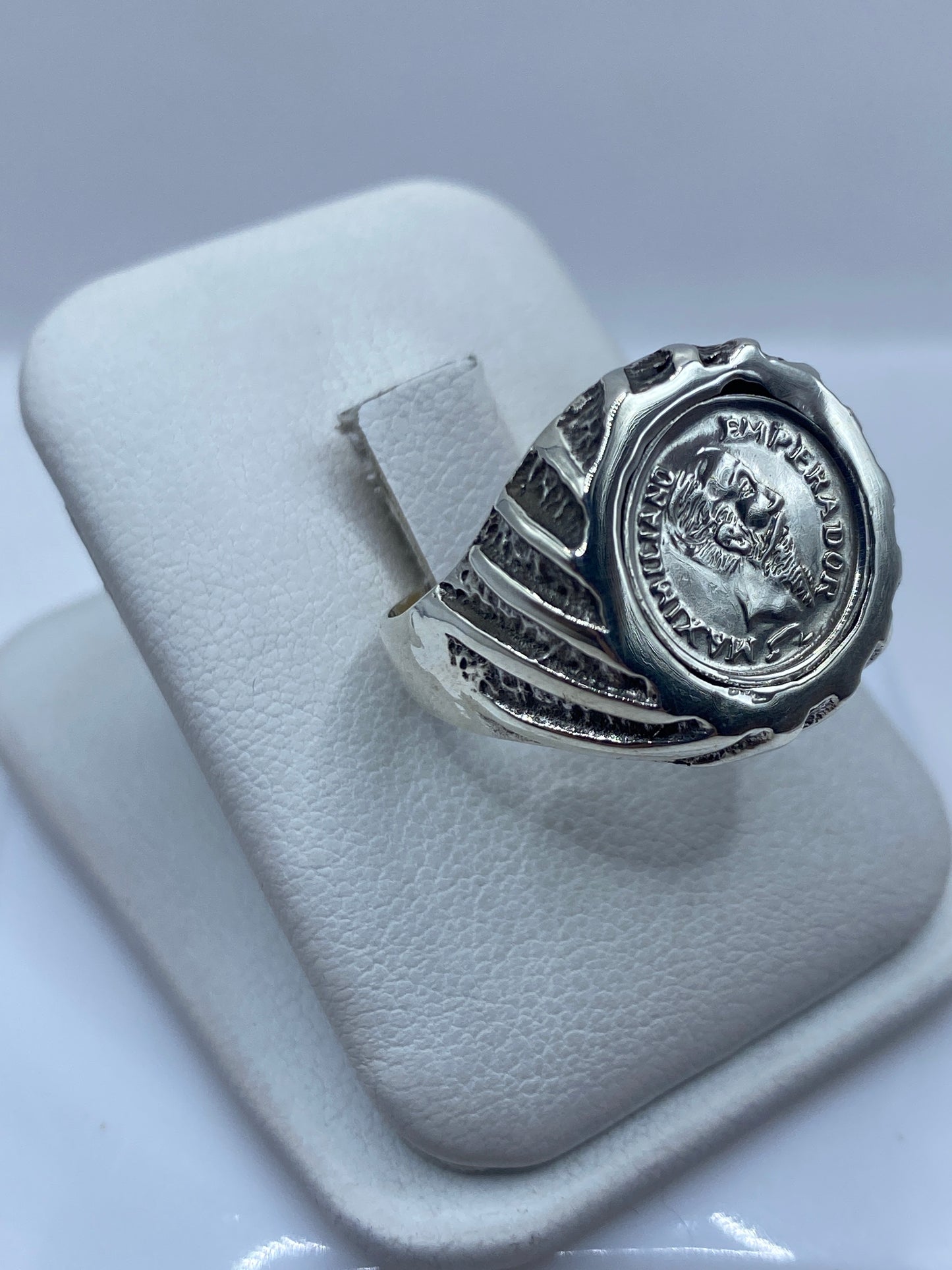 Anillo vintage con grabado de emperador romano en moneda, detalle lateral