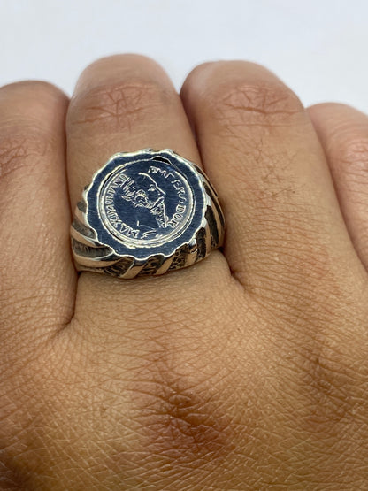 Anillo sello plata en mano masculina mostrando presencia y peso real