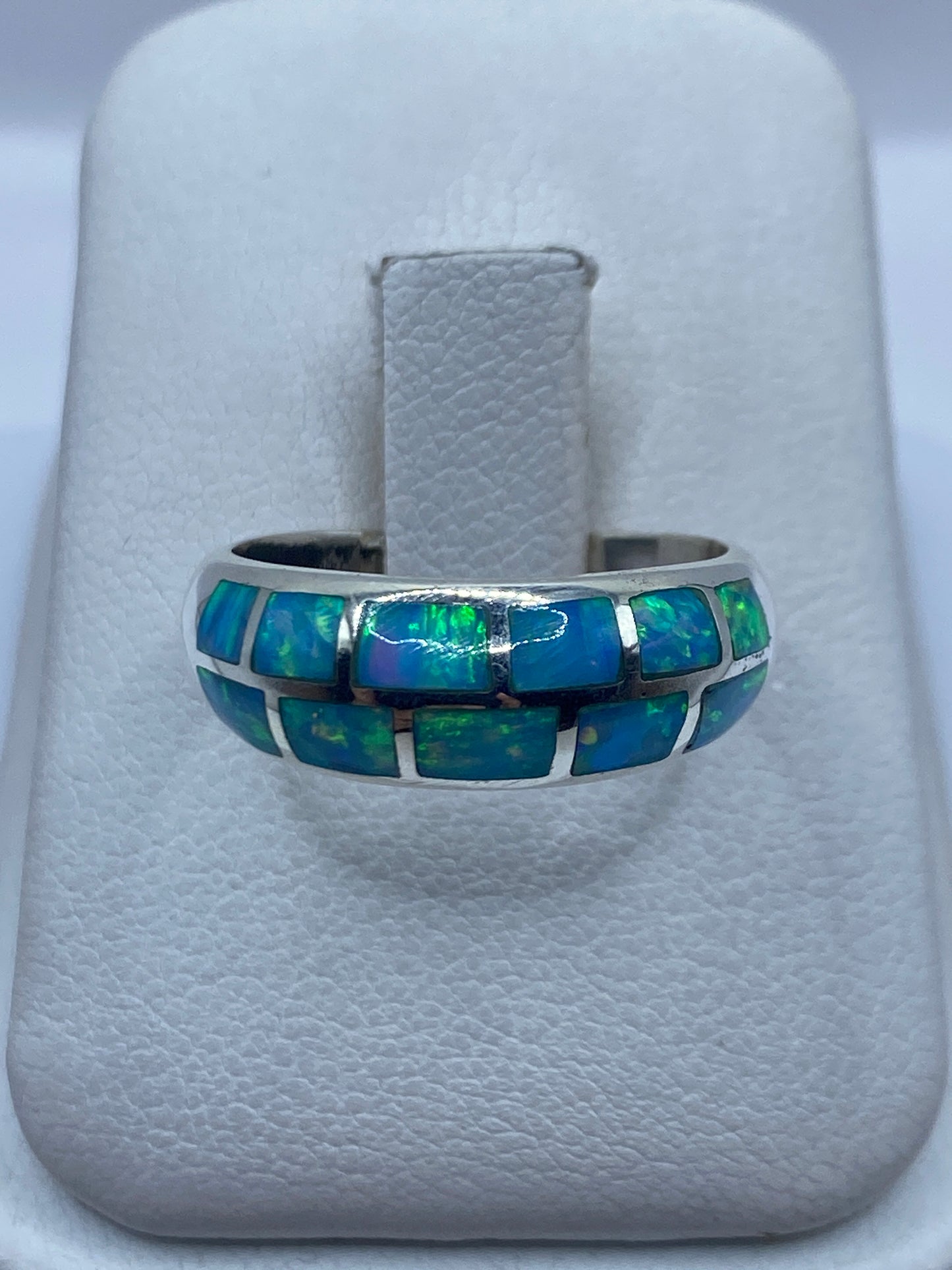 Anillo de plata .950 con ópalo de fuego azul cielo, banda redondeada sobre soporte blanco