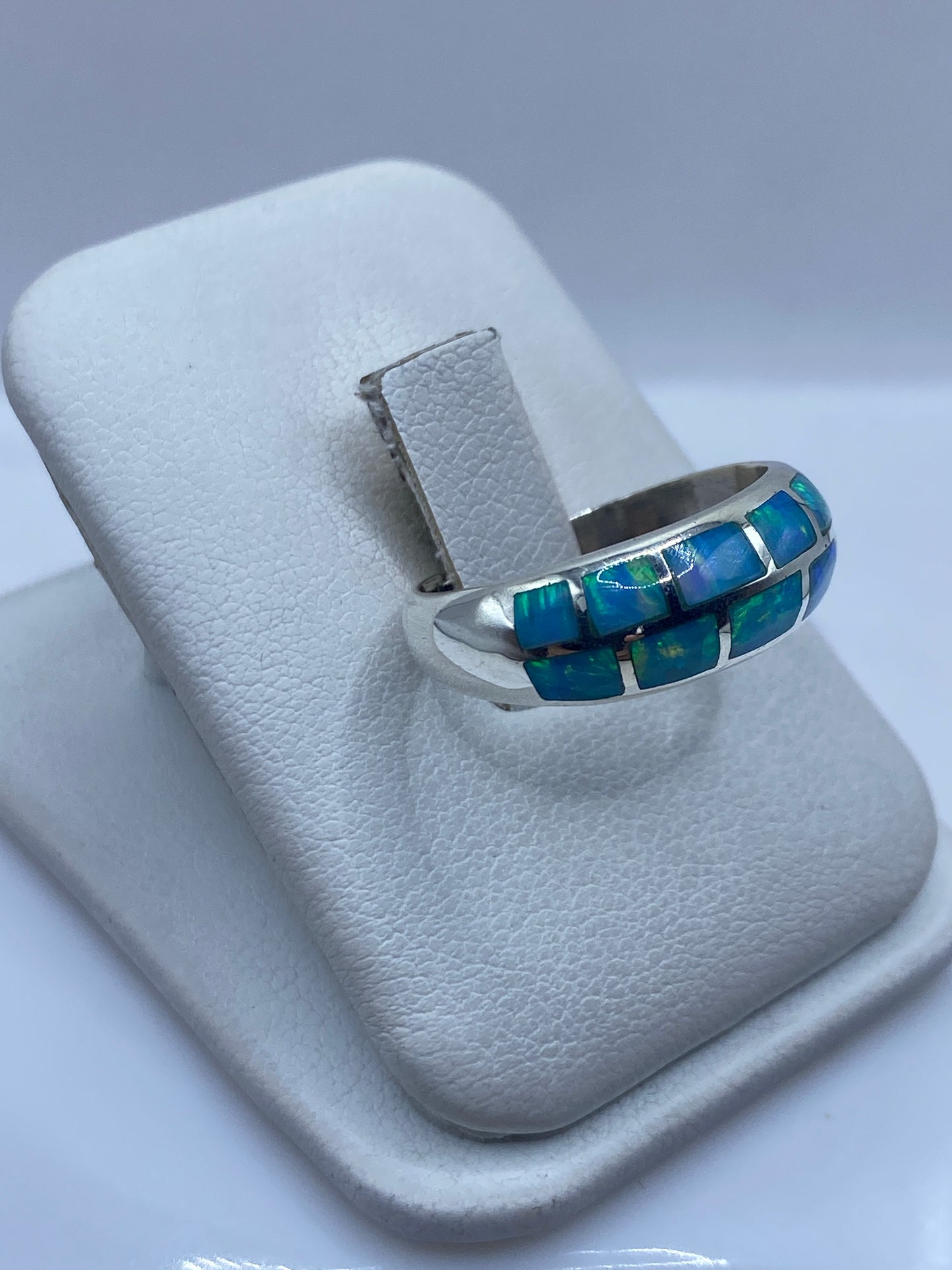 Vista lateral del anillo unisex mostrando la profundidad de la iridiscencia azul