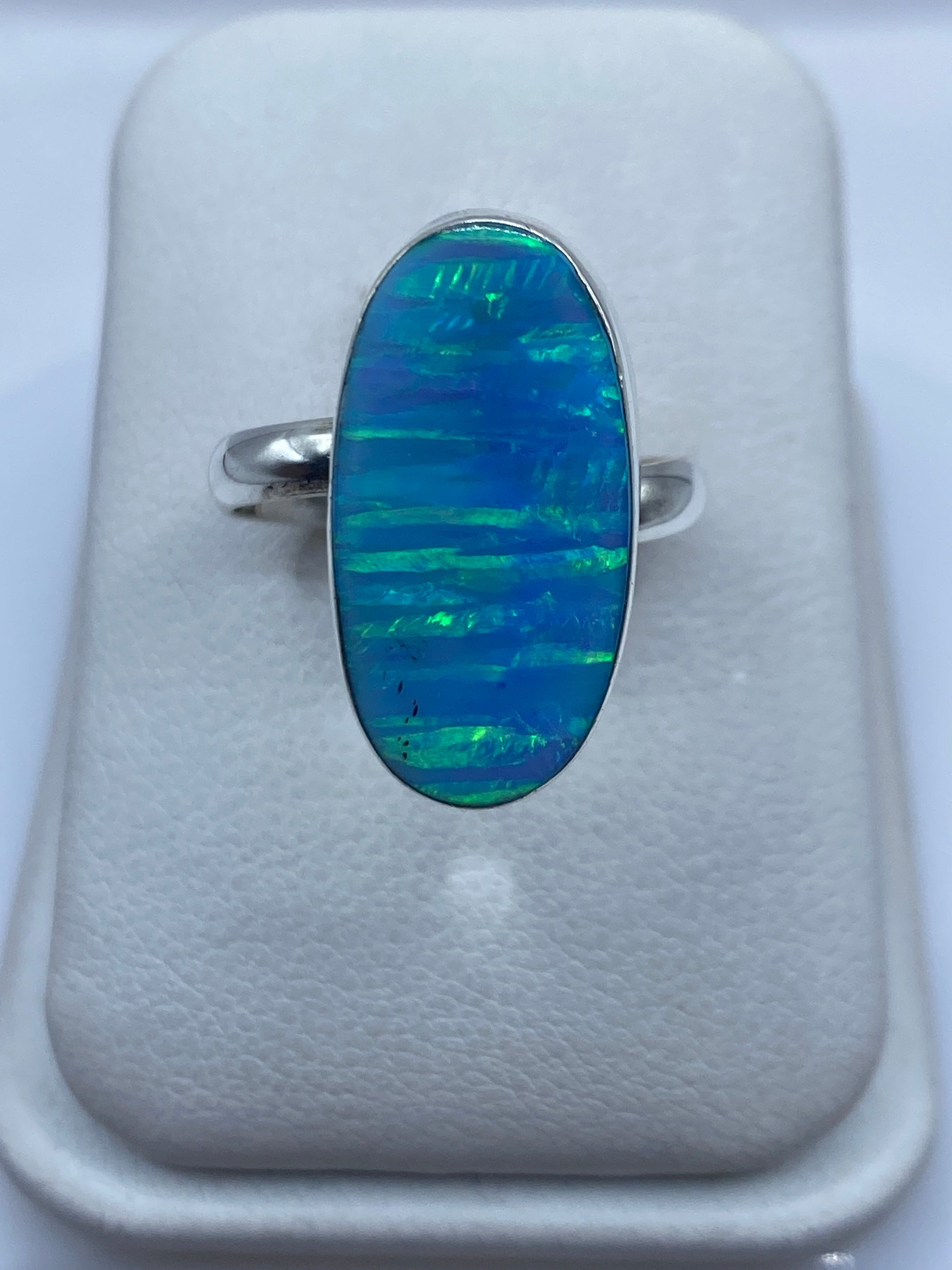 Anillo de plata con ópalo de fuego azul cielo en caja de presentación blanca