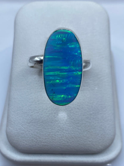 Anillo de plata con ópalo de fuego azul cielo en caja de presentación blanca