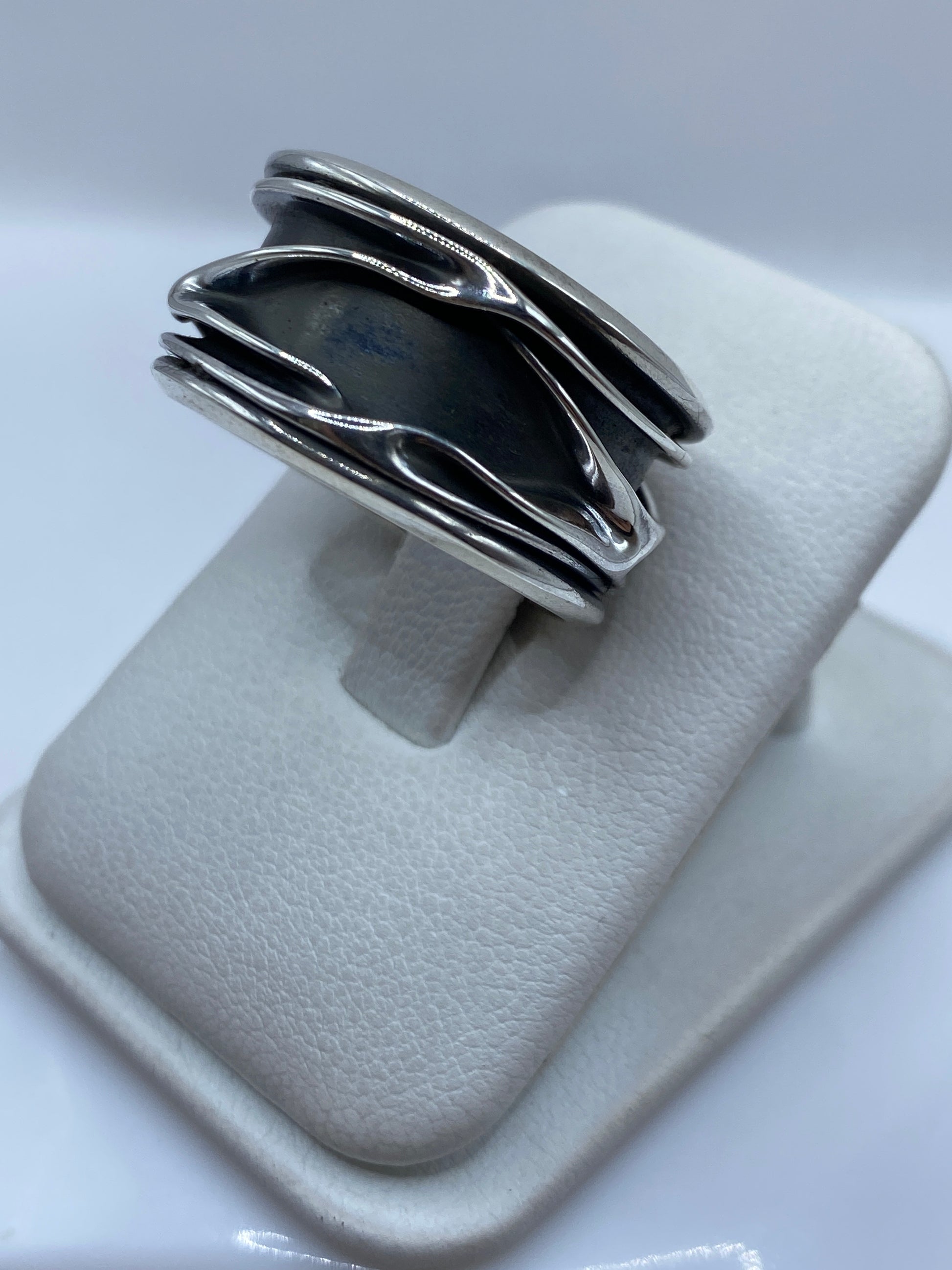 Anillo de plata para hombre en talla 12, bandas arquitectónicas en vista lateral en dedo