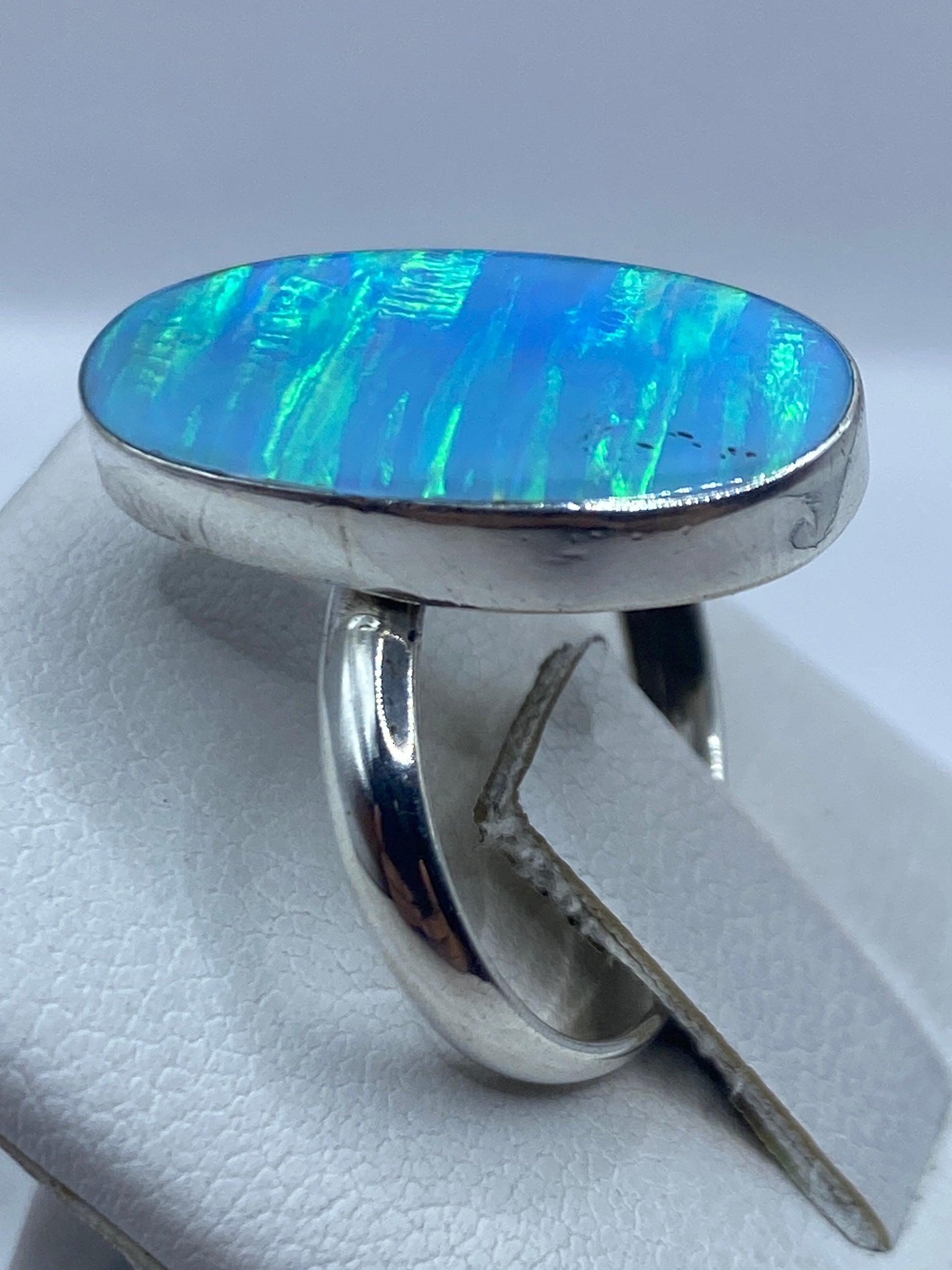 Detalle del ópalo de fuego con reflejos azul y verde intensos