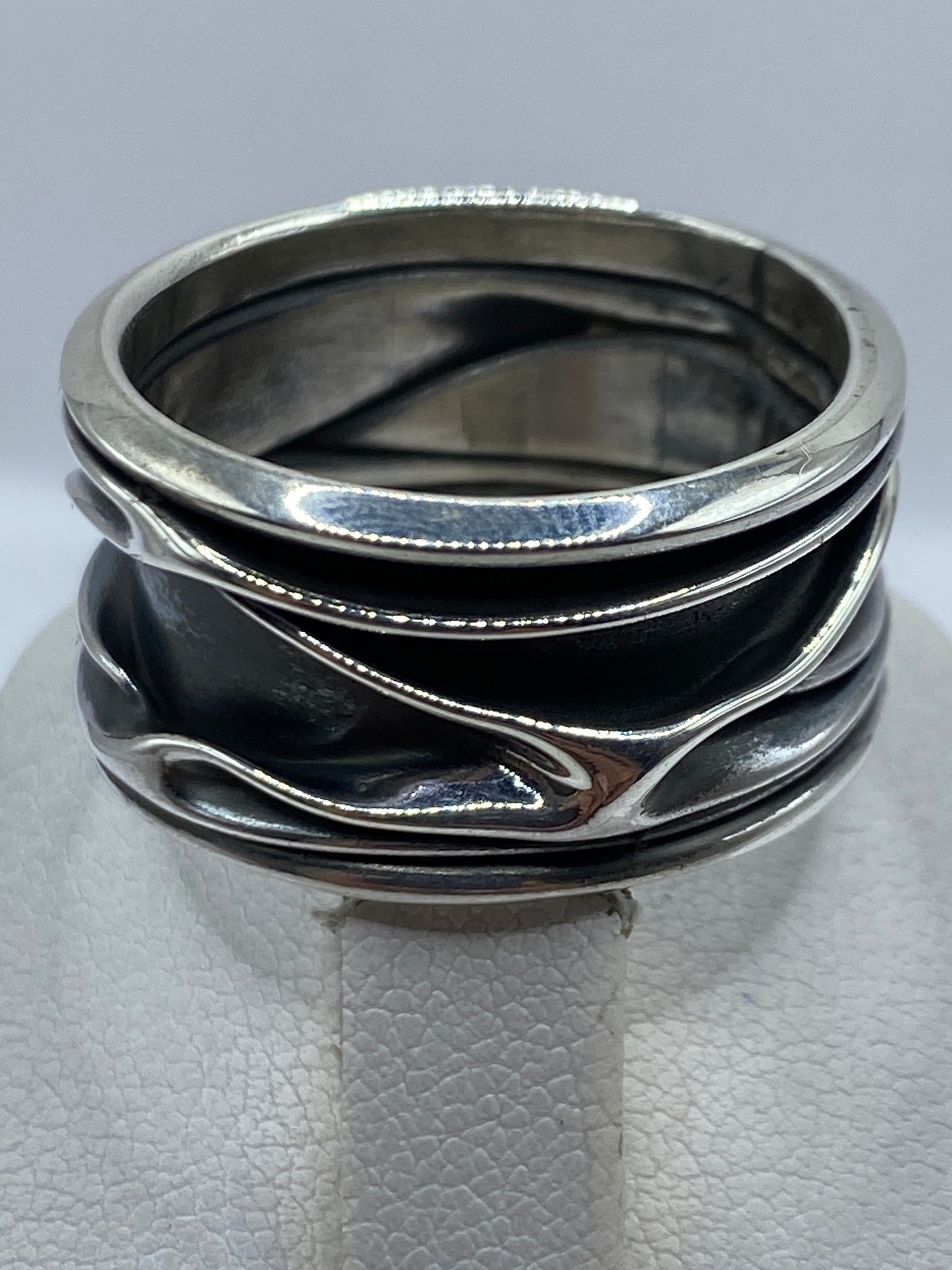 Detalle del interior del anillo de plata mostrando el acabado mate y sello 925