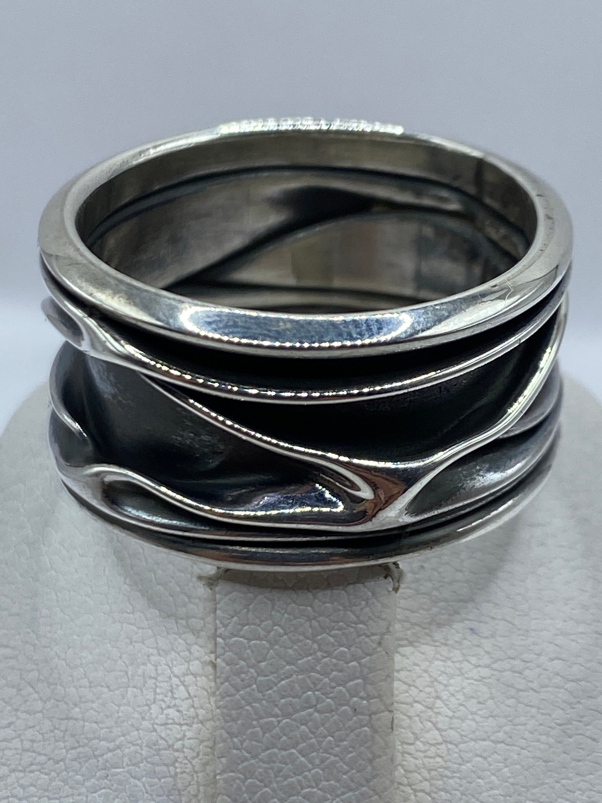 Detalle del interior del anillo de plata mostrando el acabado mate y sello 925