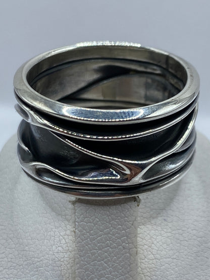 Detalle del interior del anillo de plata mostrando el acabado mate y sello 925