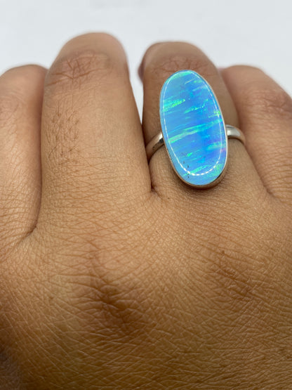 Anillo en dedo mostrando el fuego natural y reflejos únicos del ópalo