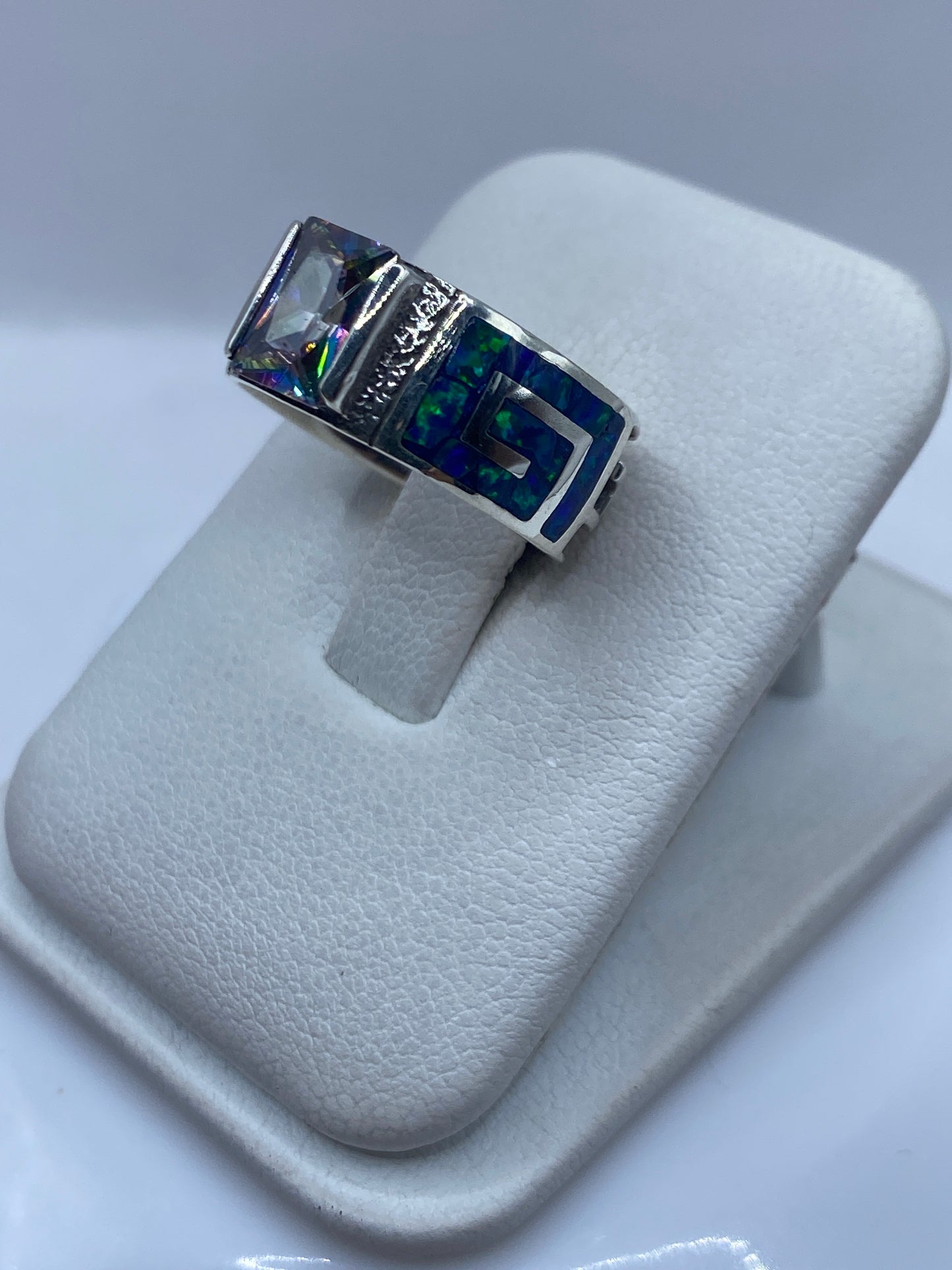 Detalle lateral del anillo coctel en plata pura, revelando la banda y el acabado martillado artesanal