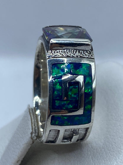 Anillo puesto en dedo, mostrando el fuego azul y verde del ópalo con luz natural
