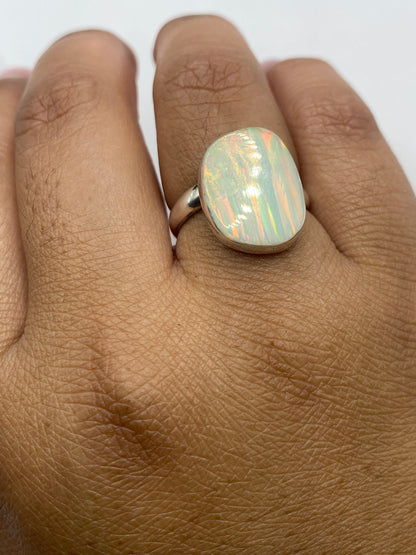 Anillo ajustable sobre fondo gris con sello .925 visible en la banda interna