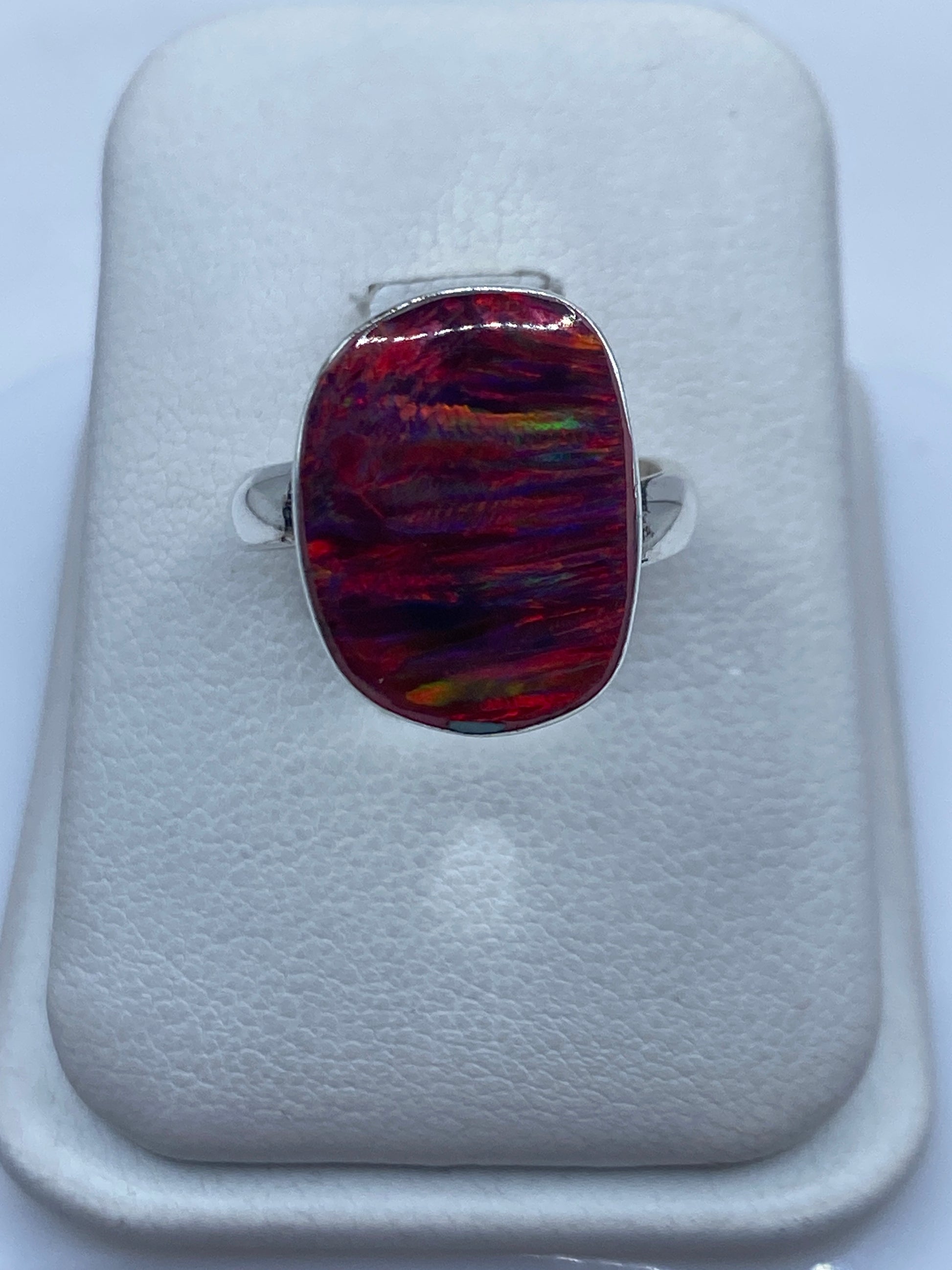 Anillo de plata .950 con ópalo de fuego multicolor en estuche blanco