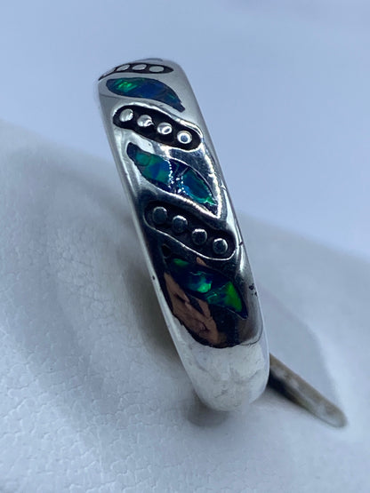 Anillo puesto en la mano mostrando el juego de colores del ópalo de fuego