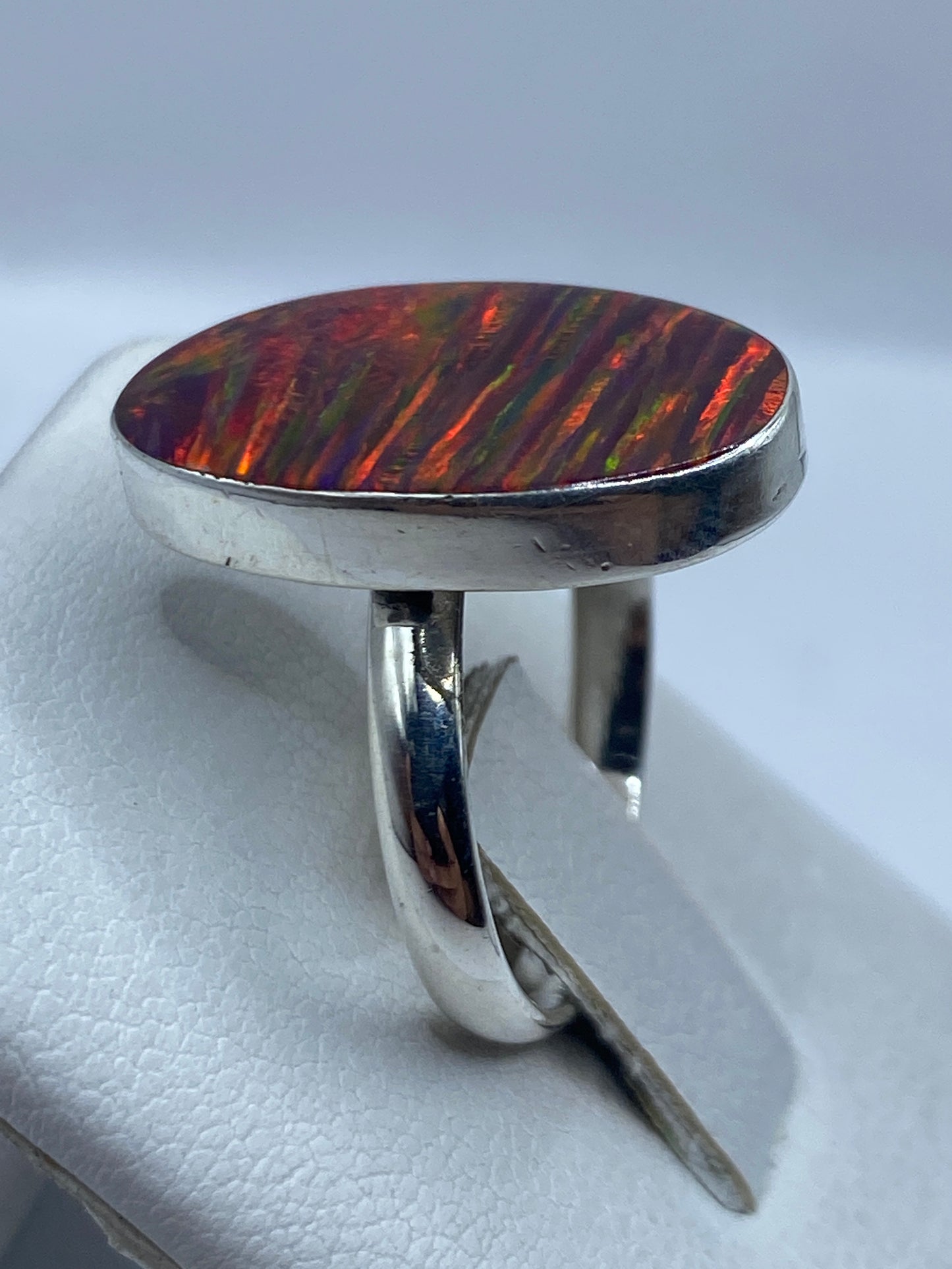 Detalle del ópalo de fuego natural mostrando juego de colores rojo, naranja, amarillo y verde