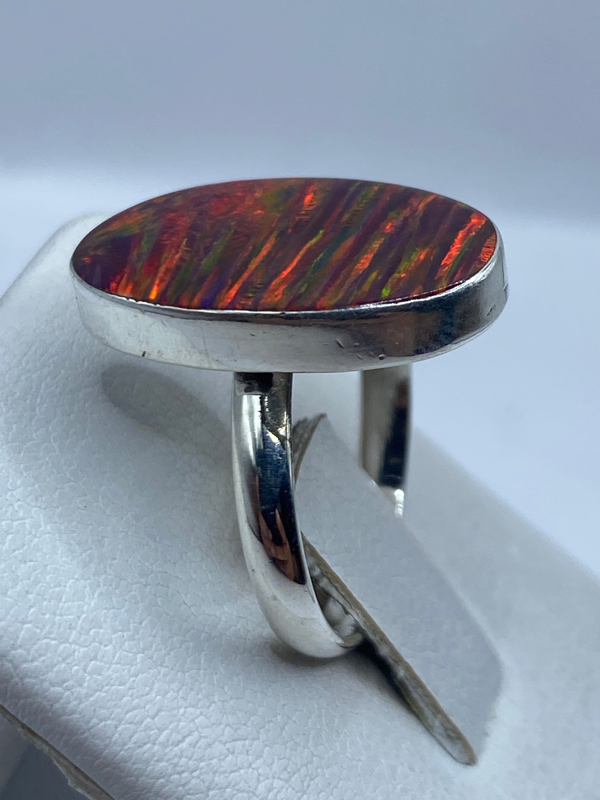 Detalle del ópalo de fuego natural mostrando juego de colores rojo, naranja, amarillo y verde