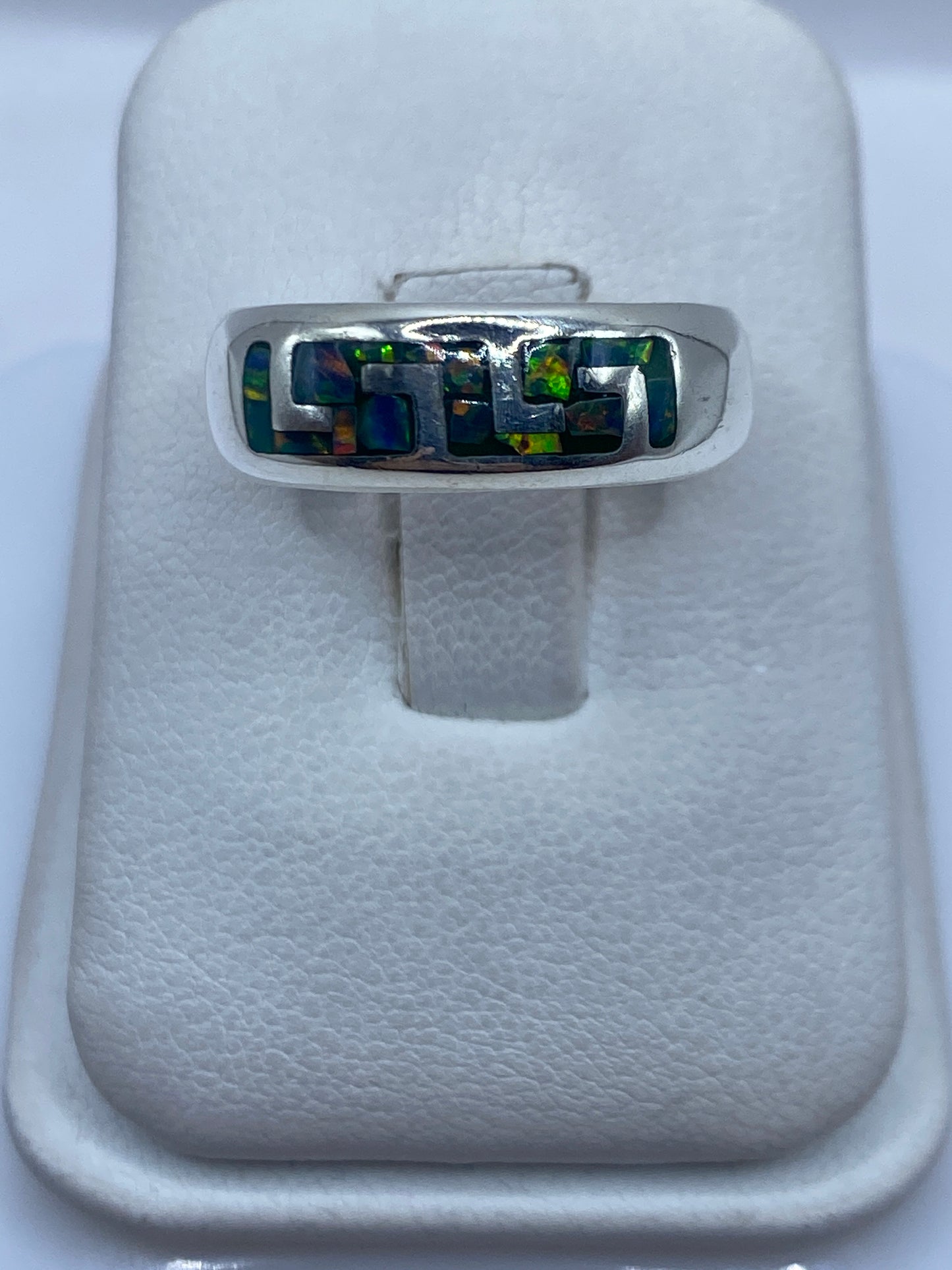 Anillo de plata .950 con ópalo de fuego verde limón en caja de presentación