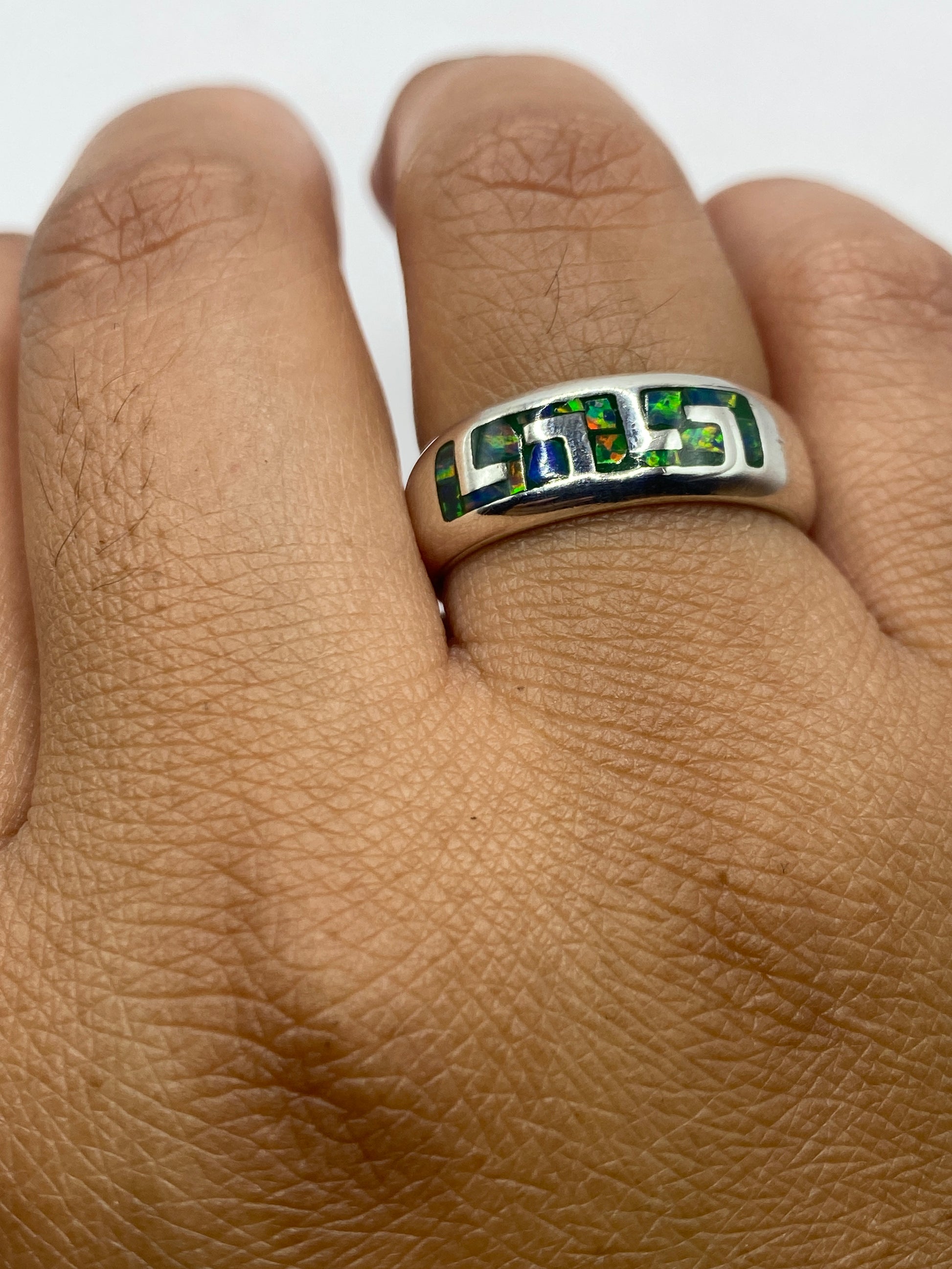 Anillo en dedo mostrando el ópalo natural verde limón con brillo de fuego