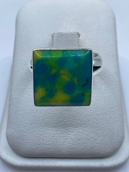 Anillo de plata .925 con piedra verde cuadrada en la mano de una mujer