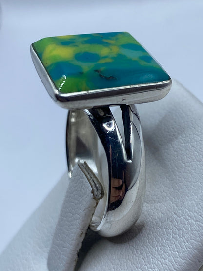 Detalle lateral mostrando el engaste a mano de la piedra verde