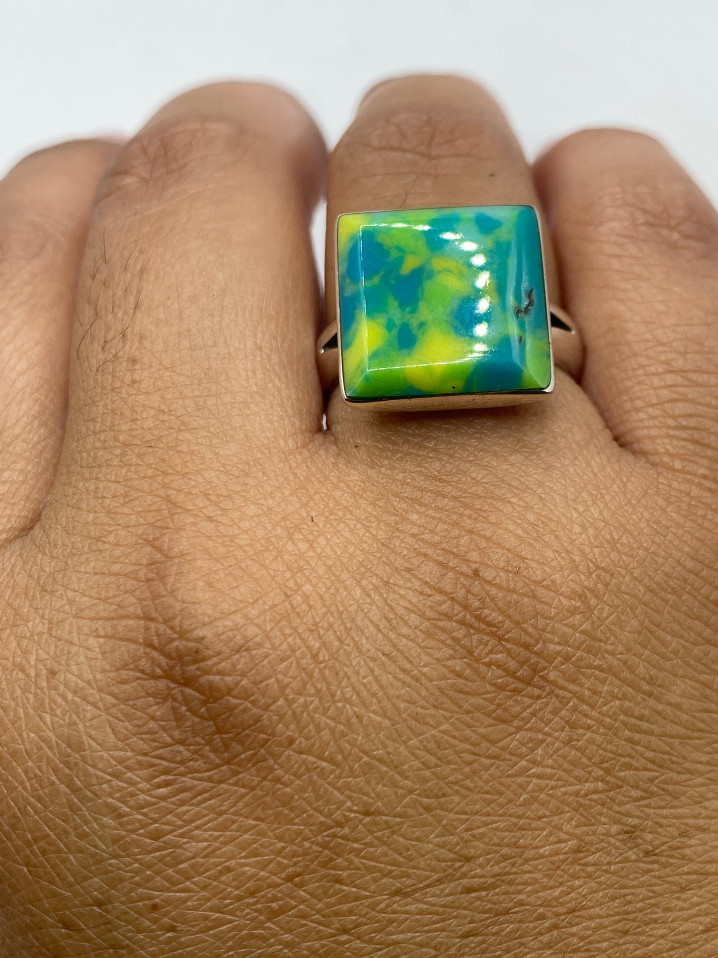 Anillo sobre fondo blanco con sello .925 visible en la banda interior