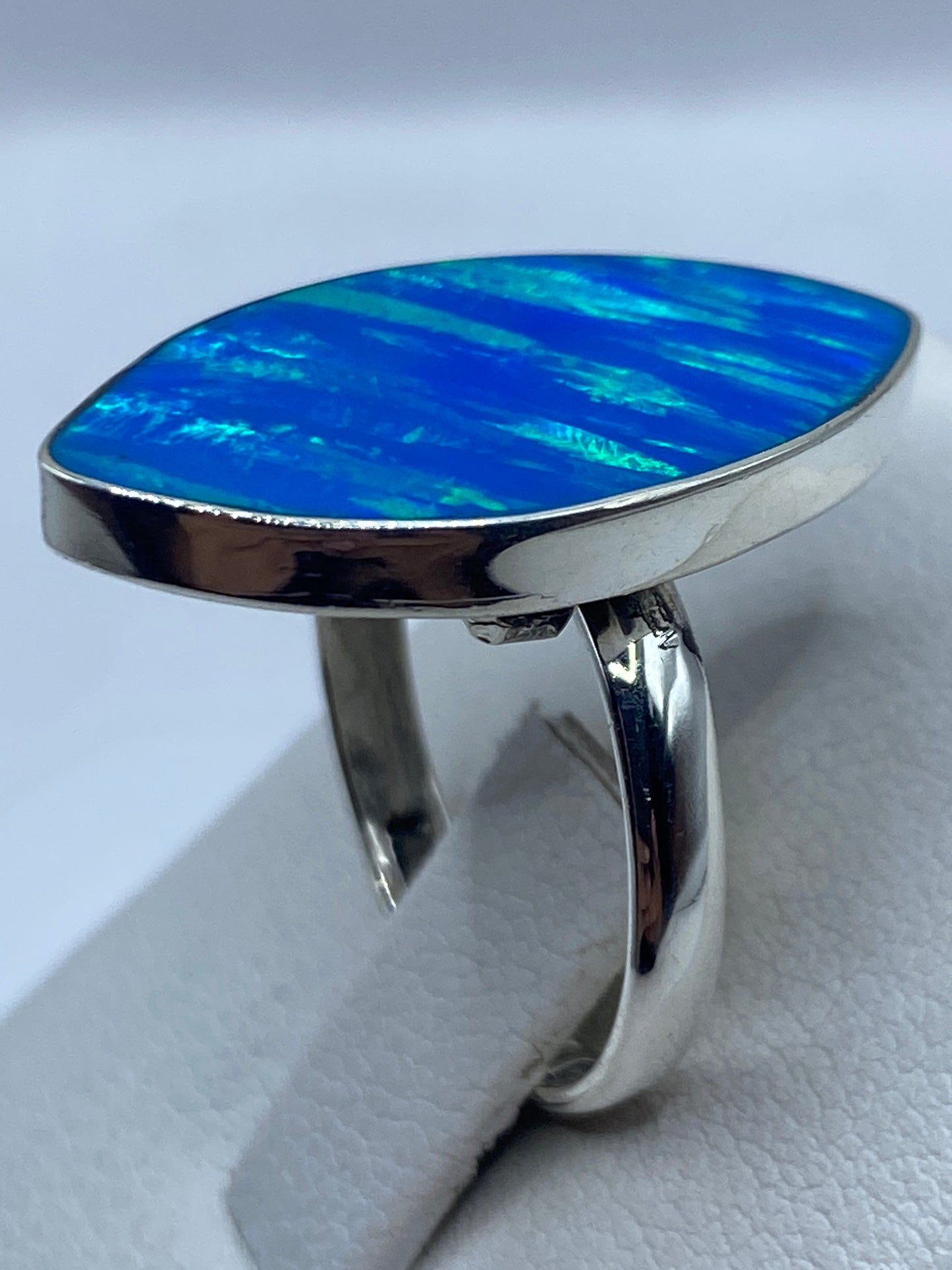 Vista superior del ópalo natural azul engastado en plata .925