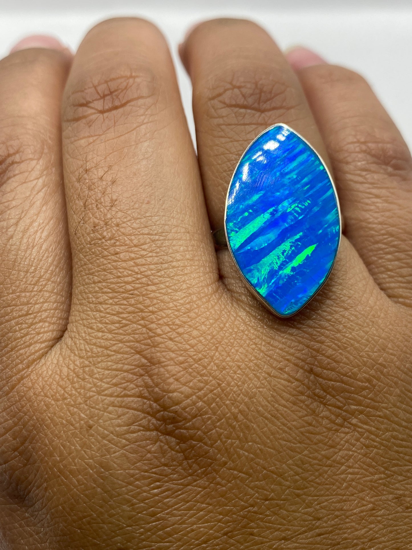 Anillo de plata con ópalo azul mostrando sello .925 MEXICO en la banda interior