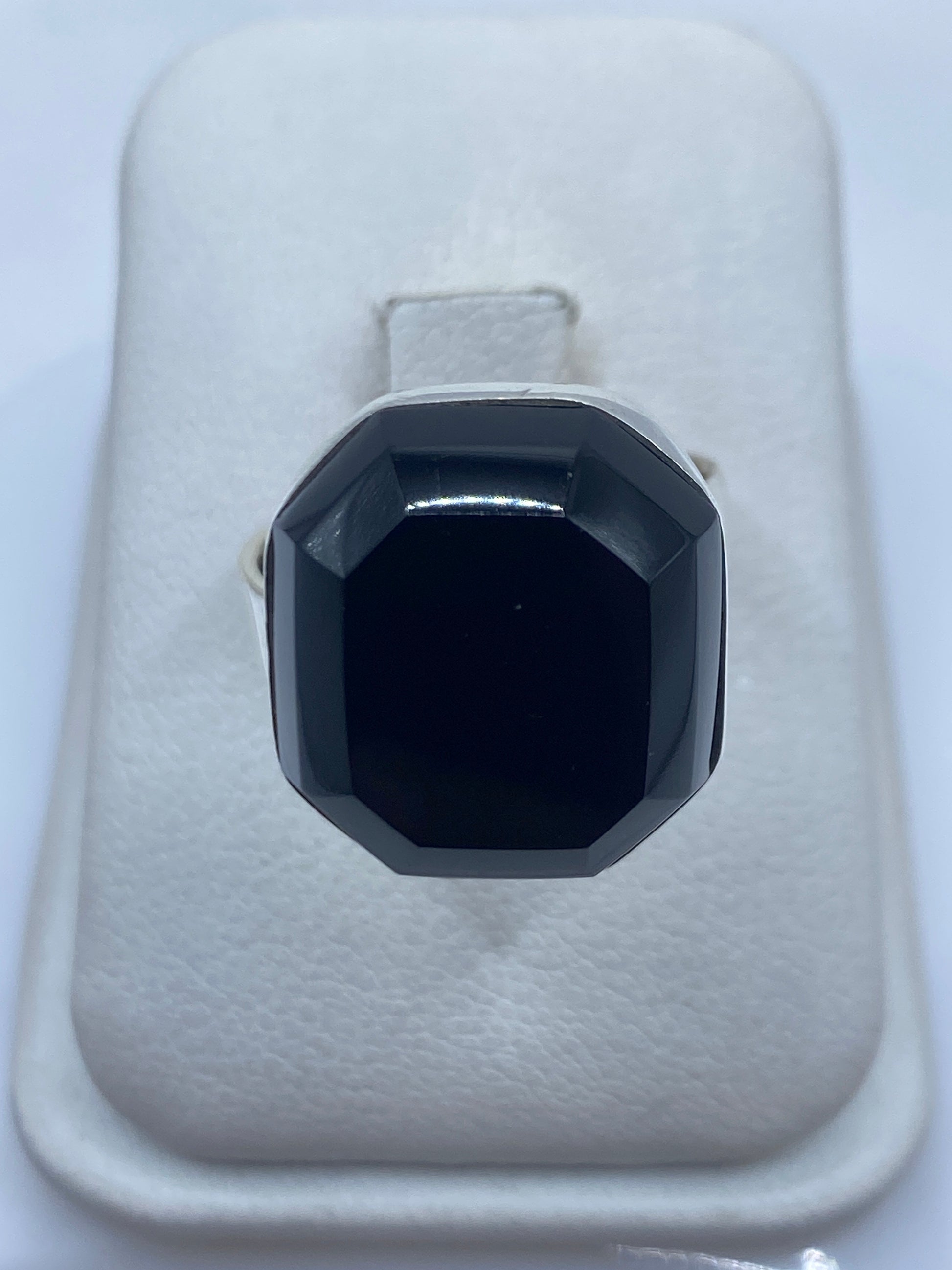 Anillo de plata .925 con ónix negro pulido en estuche de presentación