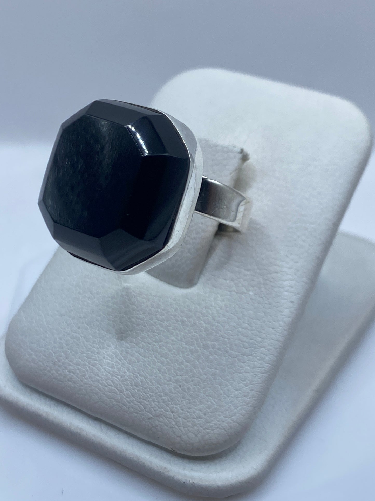 Detalle del ónix negro brillante engastado en plata, vista frontal