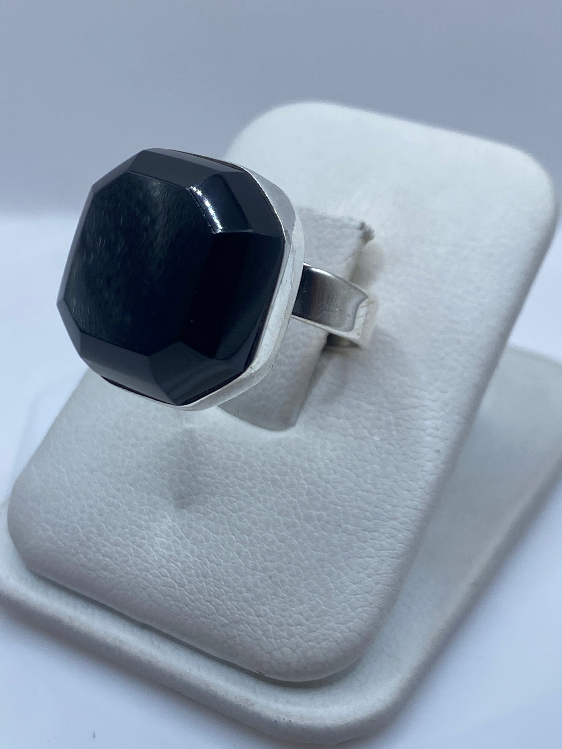 Detalle del ónix negro brillante engastado en plata, vista frontal