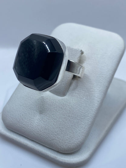 Detalle del ónix negro brillante engastado en plata, vista frontal