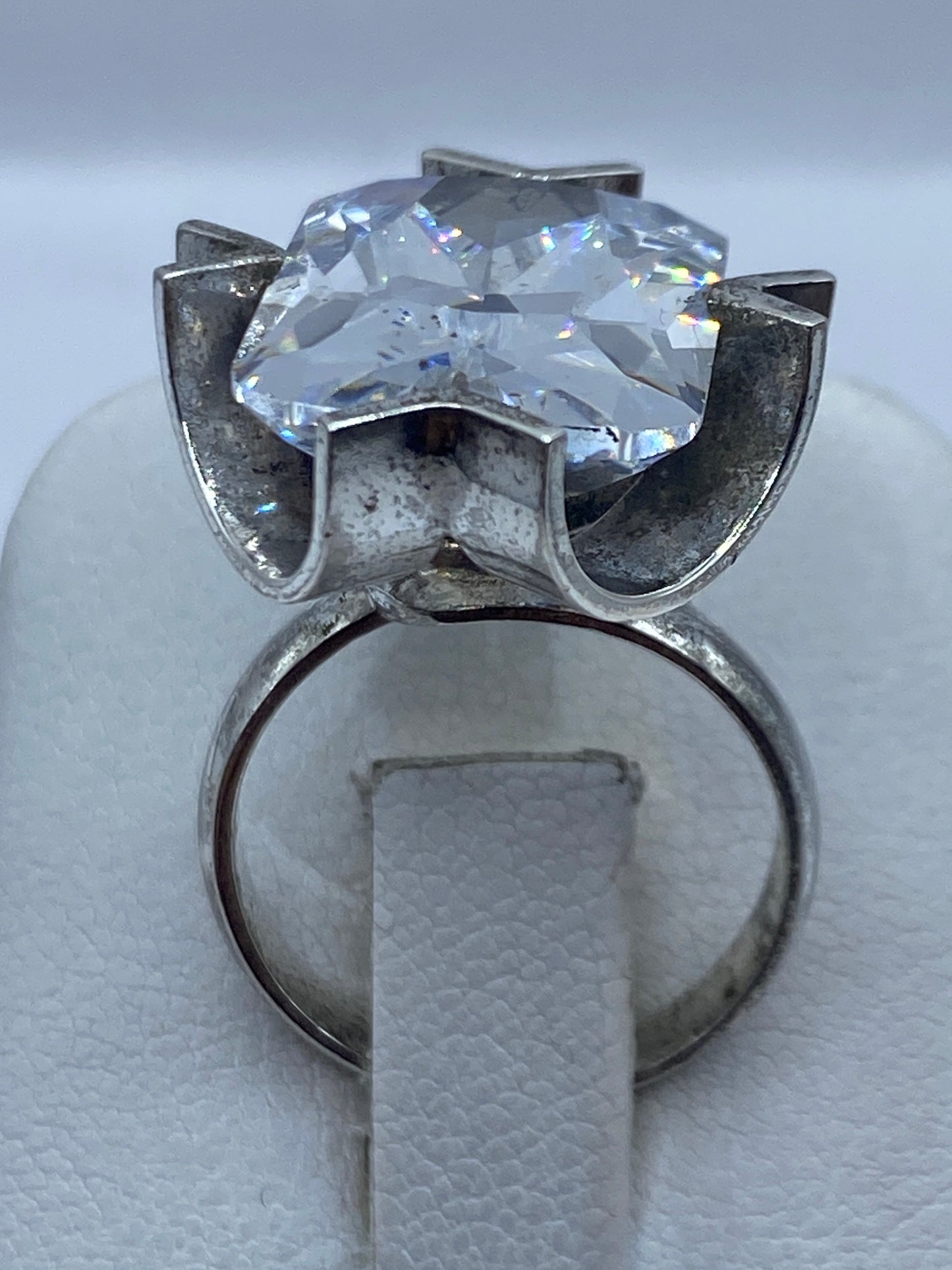 Anillo de plata solitario con circonia cristalina facetada vista desde arriba