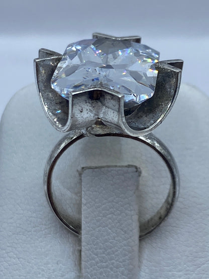 Anillo de plata solitario con circonia cristalina facetada vista desde arriba