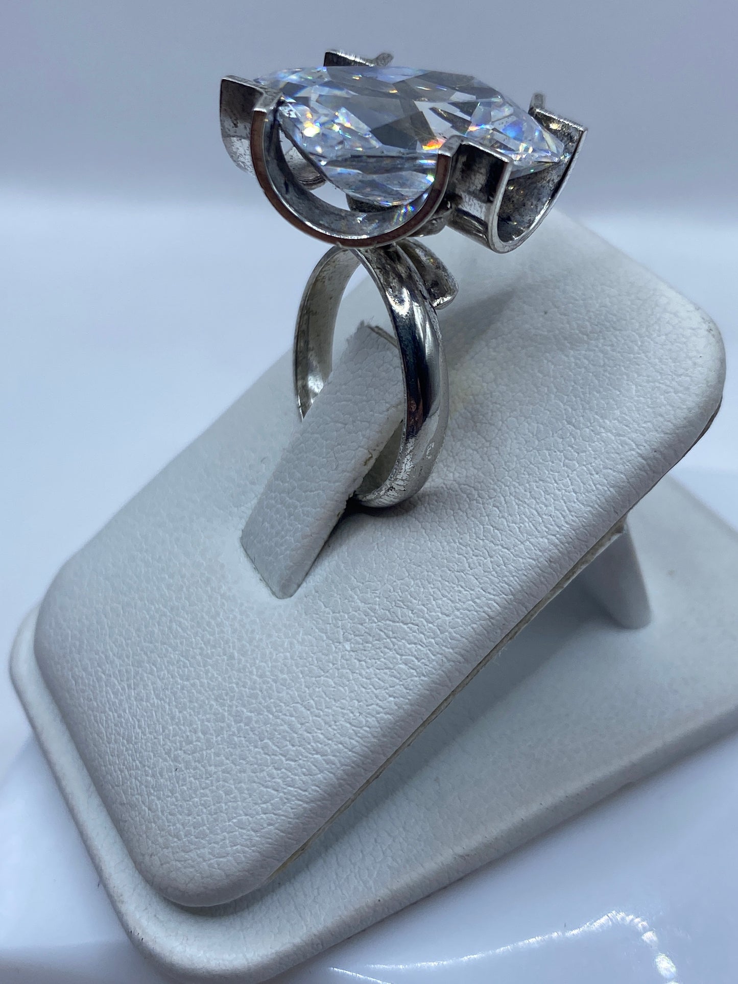 Anillo ajustable en plata .925 con piedra cristalina en la mano