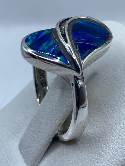 Detalle del ópalo de fuego azul con destellos verdes bajo luz natural