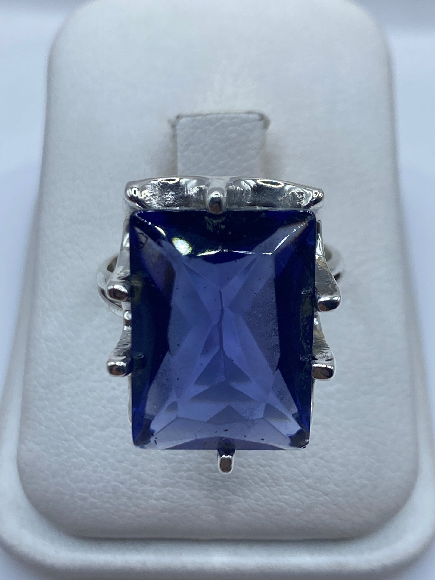 Anillo de plata solitario con circonia morada facetada en estuche