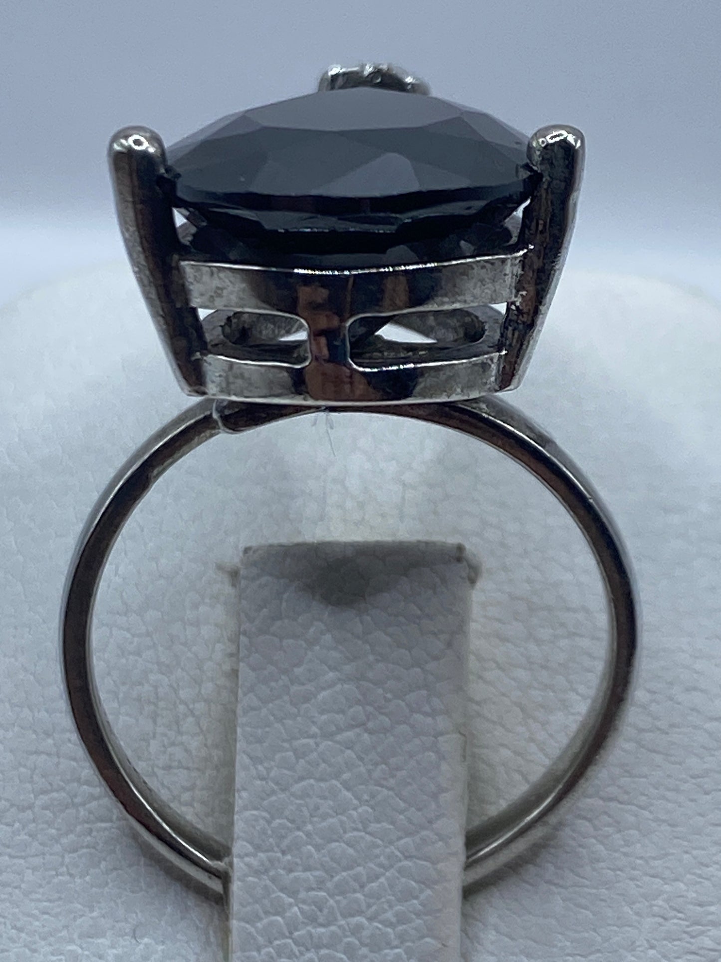 Anillo solitario de plata con circonia negra facetada, vista frontal