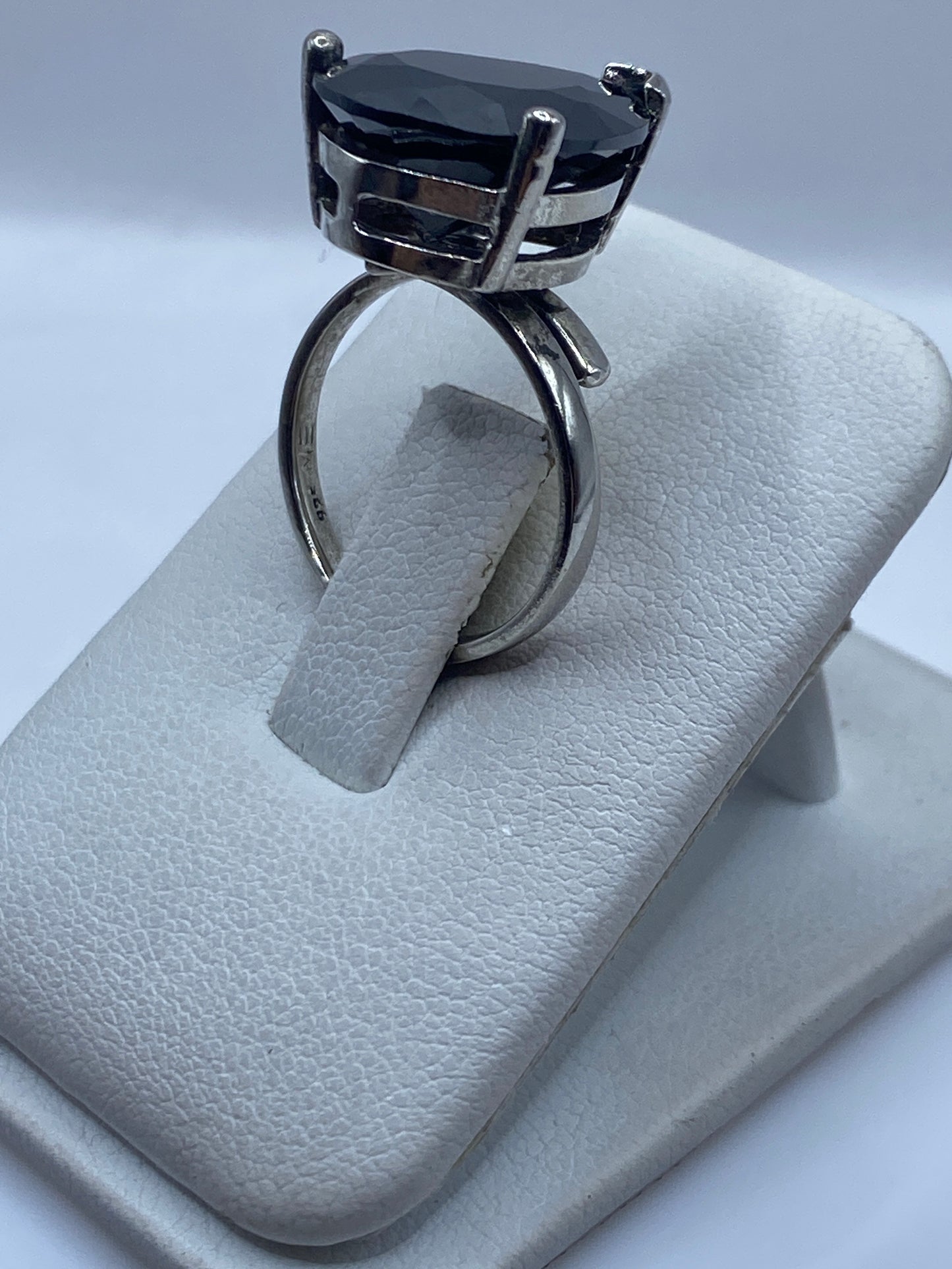 Detalle del engaste de circonia negra en anillo de plata .925
