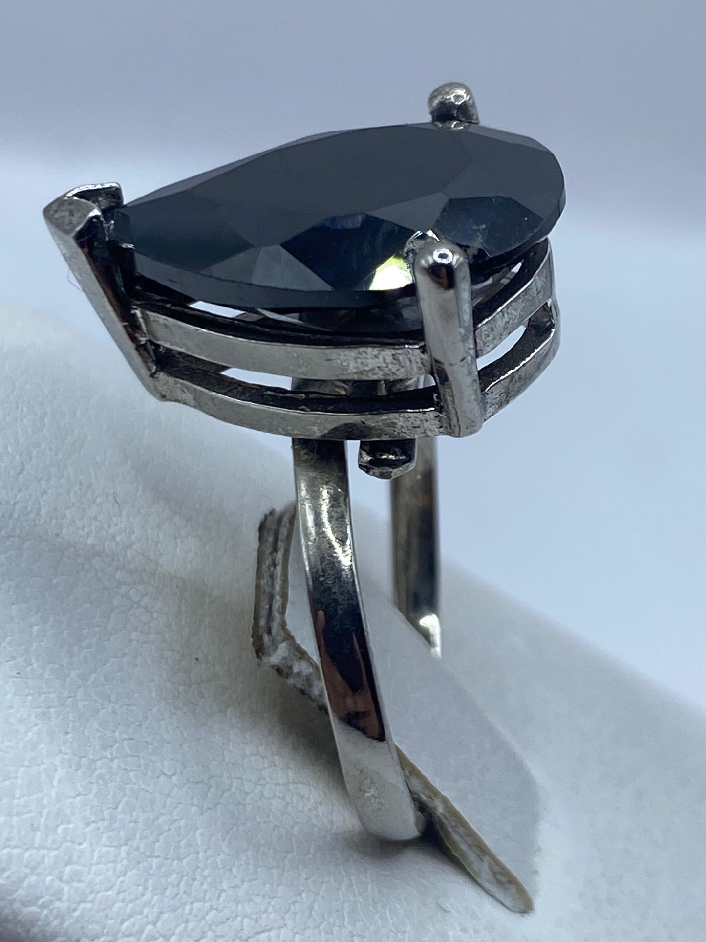 Anillo ajustable circonia negra en la mano, mostrando el brillo facetado