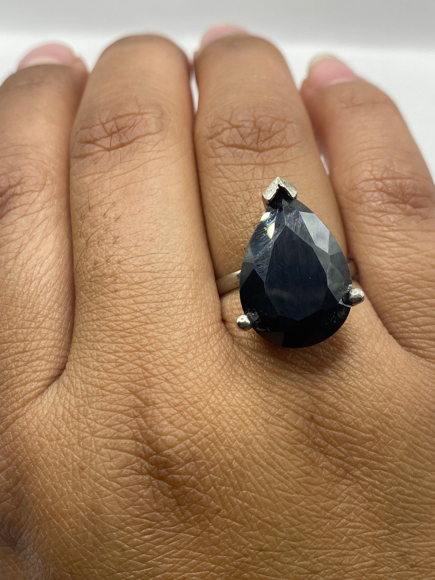 Anillo solitario sobre fondo blanco con sello 925 visible