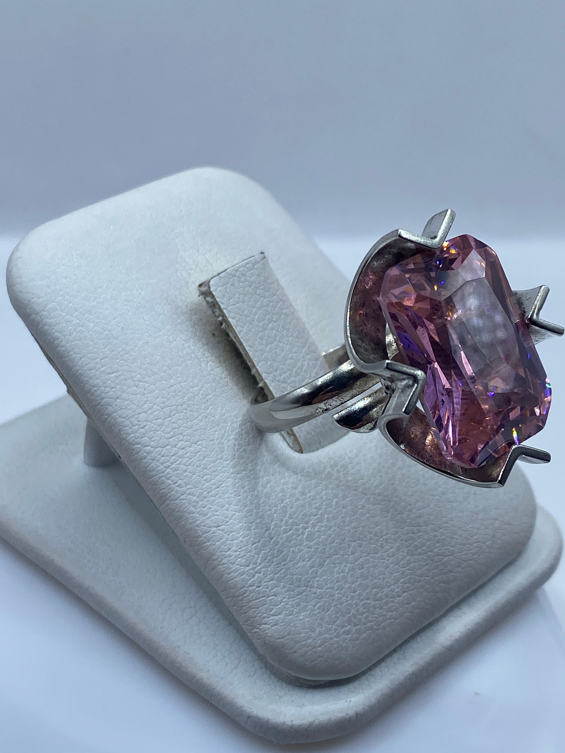 Anillo ajustable de circonia rosa en plata .925, detalle lateral del engaste geométrico