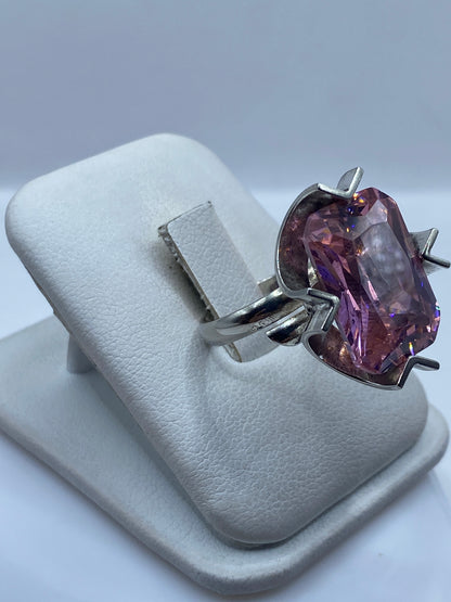 Anillo ajustable de circonia rosa en plata .925, detalle lateral del engaste geométrico