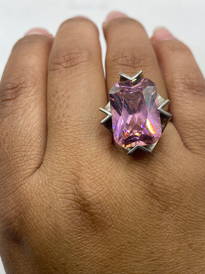 Anillo de plata con circonia rosa sobre escala de peso, mostrando 10.8 gramos
