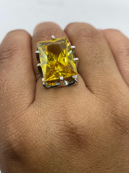 Anillo de plata .925 sobre fondo gris mostrando el sello de autenticidad